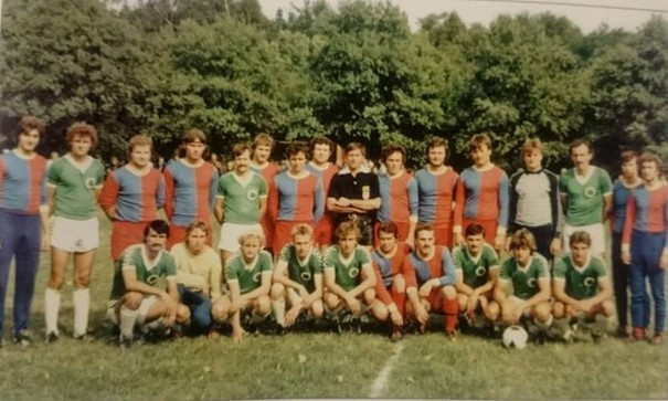 SK Doksy v modročerveném a TJ Bohemians Praha v zeleném (1983)